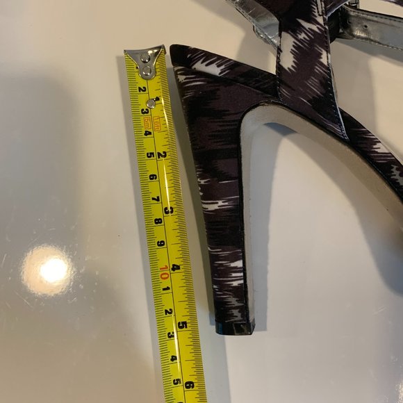 NWT Express - Black and White Peep Toe Platform Pumps, size 10 - Picture 8 of 16